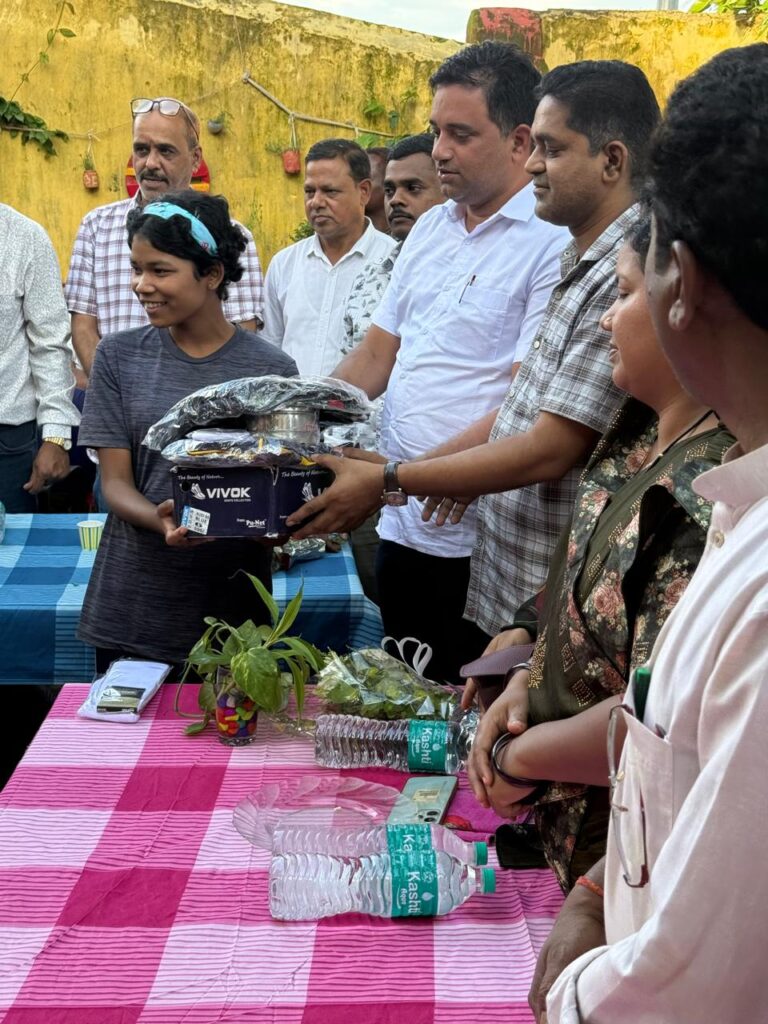 सांसद राधेश्याम राठिया का धर्मजयगढ़ के कन्या क्रीड़ा परिसर में हुआ आगमन, अपने बीच क्षेत्रीय सांसद को पाकर खुश हो उठे बच्चे। 5 1002932503 1