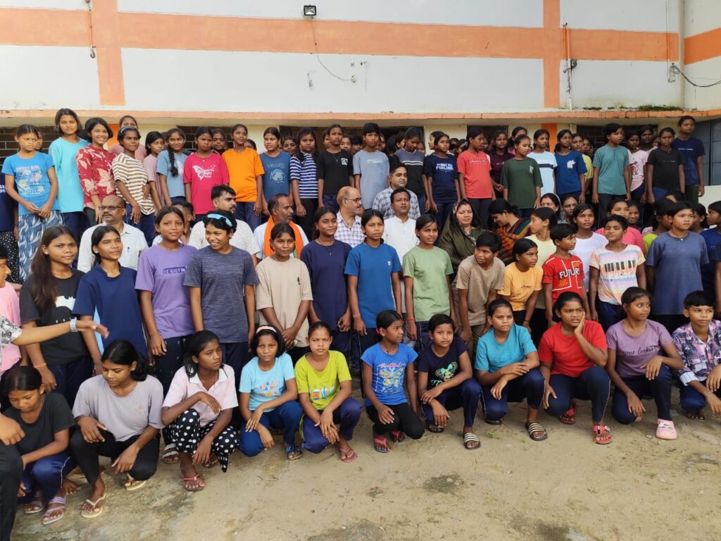 सांसद राधेश्याम राठिया का धर्मजयगढ़ के कन्या क्रीड़ा परिसर में हुआ आगमन, अपने बीच क्षेत्रीय सांसद को पाकर खुश हो उठे बच्चे। 4 1002932631