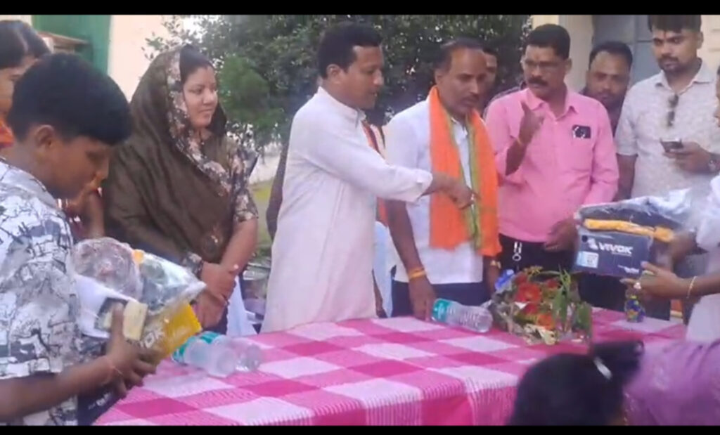 सांसद राधेश्याम राठिया का धर्मजयगढ़ के कन्या क्रीड़ा परिसर में हुआ आगमन, अपने बीच क्षेत्रीय सांसद को पाकर खुश हो उठे बच्चे। 2 1002932684