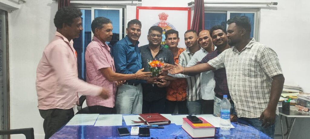 नये थाना प्रभारी सीताराम ध्रुव से मिले धरमजयगढ़ के कांग्रेसी कार्यकर्त्ता 1 1002939154