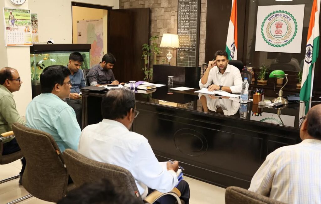 जिले में योजनाओं का बेहतर क्रियान्वयन सुनिश्चित करें-कलेक्टर श्री मयंक चतुर्वेदी 1 1002961058