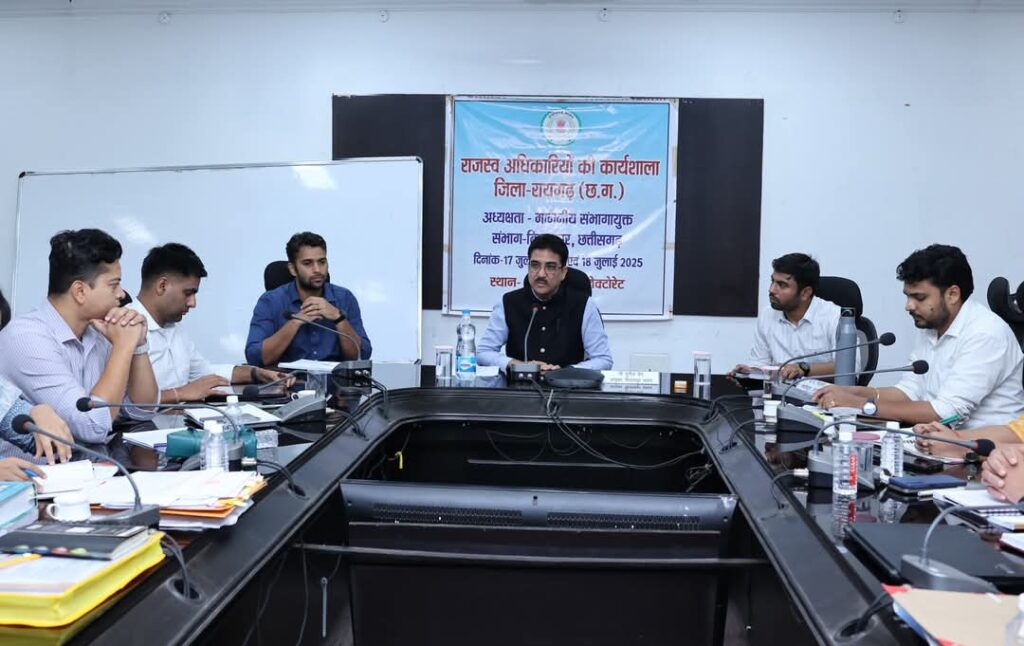 लोगों को त्वरित और निष्पक्ष न्याय दिलाना राजस्व अधिकारियों का प्रथम दायित्व -संभागायुक्त श्री सुनील जैन 1 1002967233