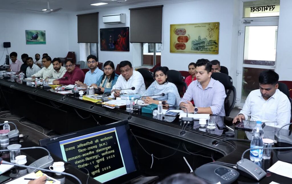 लोगों को त्वरित और निष्पक्ष न्याय दिलाना राजस्व अधिकारियों का प्रथम दायित्व -संभागायुक्त श्री सुनील जैन 2 1002967234
