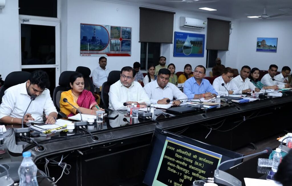 लोगों को त्वरित और निष्पक्ष न्याय दिलाना राजस्व अधिकारियों का प्रथम दायित्व -संभागायुक्त श्री सुनील जैन 3 1002967235