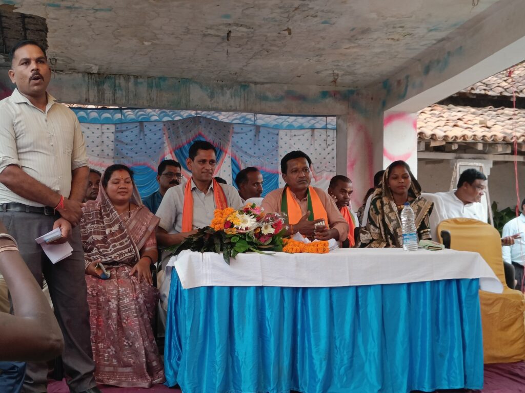सांसद राधेश्याम राठिया का जमाबीरा में हुआ भव्य स्वागत सीसी रोड का भूमि पूजन सहित वन महोत्सव में हुए शामिल। 5 1002973619