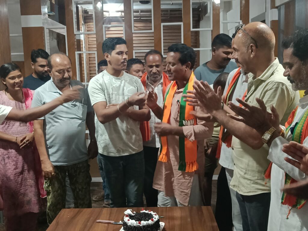 अल्पकालीन समय मै सांसद राधेश्याम राठिया पहुंचे अपने कार्यकर्ताओं से मिलने महामंत्री जगदीश सरकार के निवास मै पहुंच किया गया आत्मीय स्वागत 1 1002975016