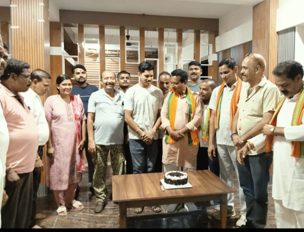 अल्पकालीन समय मै सांसद राधेश्याम राठिया पहुंचे अपने कार्यकर्ताओं से मिलने महामंत्री जगदीश सरकार के निवास मै पहुंच किया गया आत्मीय स्वागत 2 1002975913