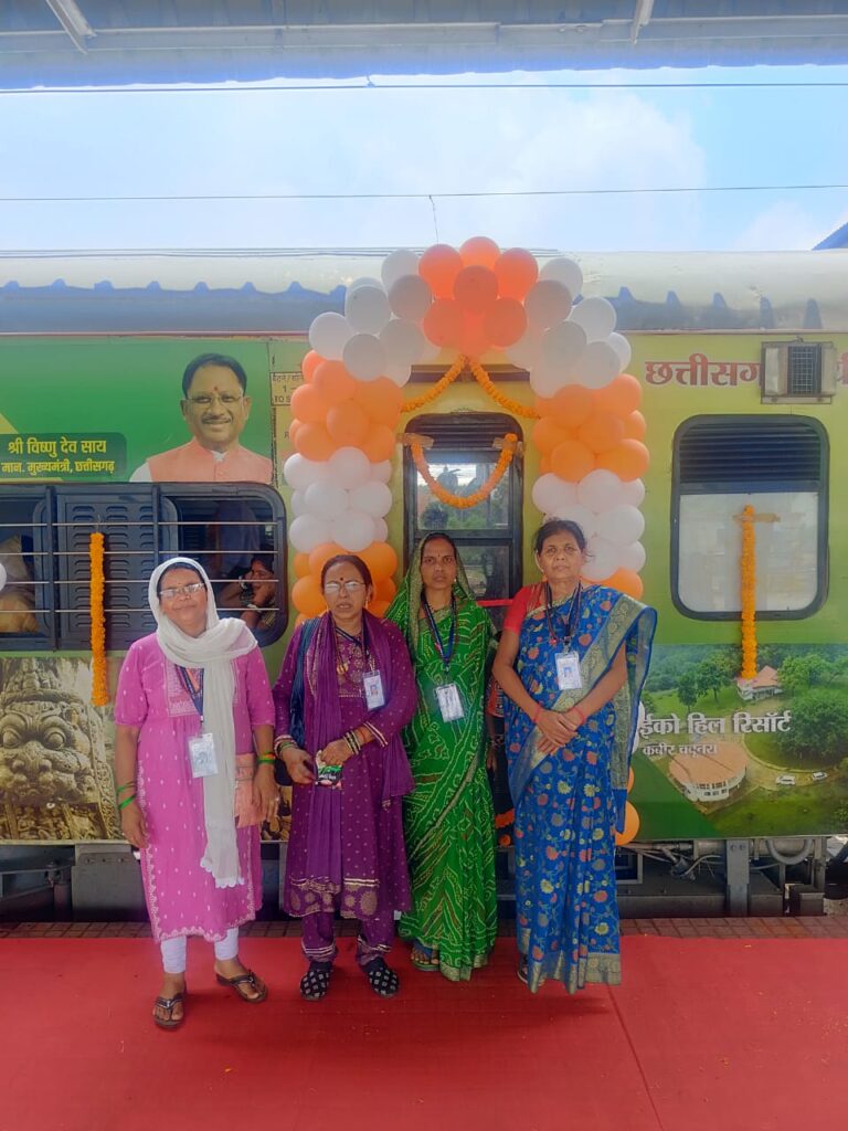राम लला दर्शन के लिए धर्मजयगढ़ से अयोध्या रवाना हुए तीर्थयात्री, जनपद पंचायत अध्यक्ष ने दी शुभकामनाएं। 2 1002995011