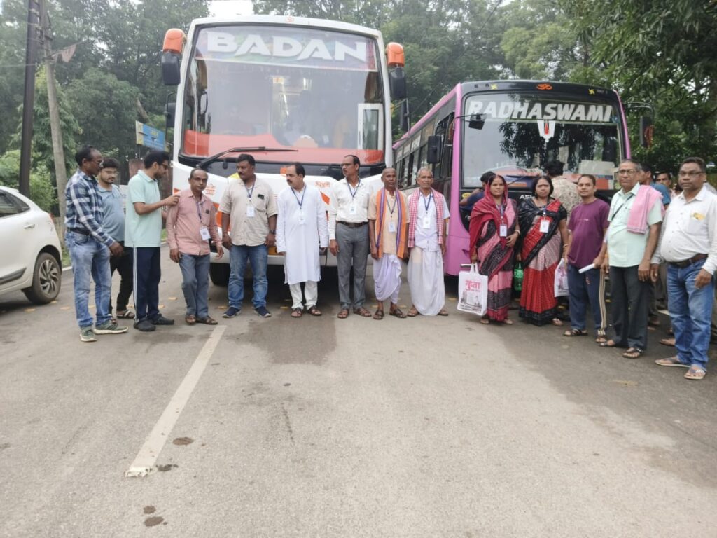 राम लला दर्शन के लिए धर्मजयगढ़ से अयोध्या रवाना हुए तीर्थयात्री, जनपद पंचायत अध्यक्ष ने दी शुभकामनाएं। 1 1002995551