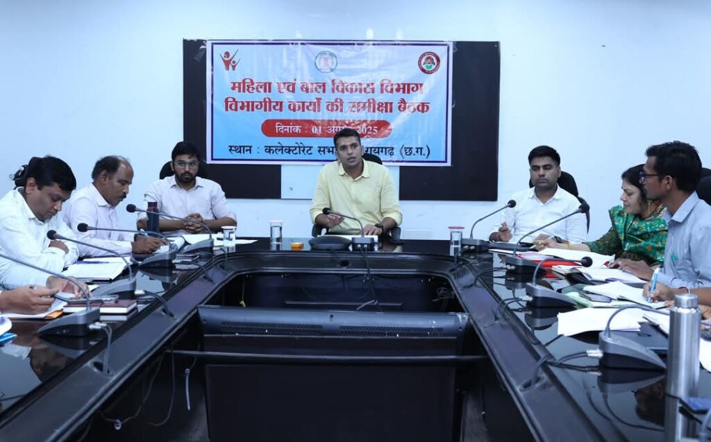 विभागीय योजनाओं का शत-प्रतिशत लाभ हितग्राहियों तक पहुंचाना प्रशासन की प्राथमिकता-कलेक्टर श्री मयंक चतुर्वेदी 1 1003040257