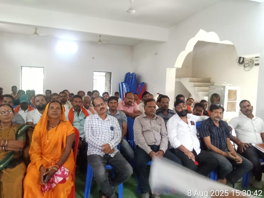 हर घर तिरंगा कार्यक्रम के धर्मजयगढ़ मंडल भाजपा प्रभारी नरेश पंडा ने ली भाजपा कार्यकर्ताओं की बैठक व मुख्यमंत्री विष्णु देव साय जी के आगामी दौरे को लेकर की गई चर्चा। 2 1003069904