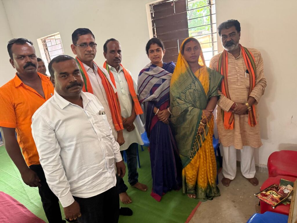 हर घर तिरंगा कार्यक्रम के धर्मजयगढ़ मंडल भाजपा प्रभारी नरेश पंडा ने ली भाजपा कार्यकर्ताओं की बैठक व मुख्यमंत्री विष्णु देव साय जी के आगामी दौरे को लेकर की गई चर्चा। 3 1003070530