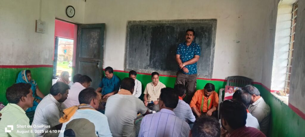 हर घर तिरंगा कार्यक्रम के कापू मंडल भाजपा प्रभारी व जिला सह संयोजक गोकुल नारायण यादव ने ली भाजपा कार्यकर्ताओं की बैठक व मुख्यमंत्री विष्णु देव साय जी के आगामी दौरे को लेकर की गई चर्चा। 2 1003071252