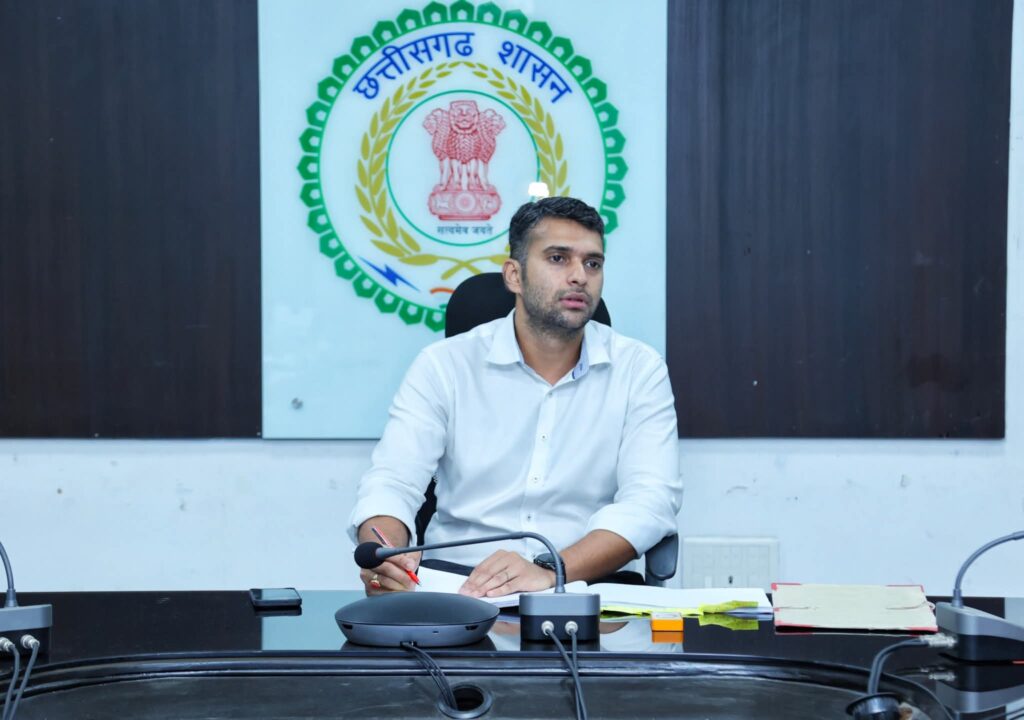 लंबित राजस्व प्रकरणों के समयबद्ध निराकरण एवं फार्मर रजिस्ट्री कार्य को मिशन मोड में पूर्ण करें-कलेक्टर श्री मयंक चतुर्वेदीअवैध निर्माण और पीडीएस गड़बड़ी पर कड़ा रुख, कार्रवाई के दिए निर्देश 1 1003072276 2