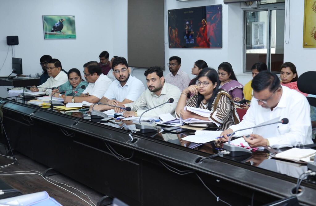 लंबित राजस्व प्रकरणों के समयबद्ध निराकरण एवं फार्मर रजिस्ट्री कार्य को मिशन मोड में पूर्ण करें-कलेक्टर श्री मयंक चतुर्वेदीअवैध निर्माण और पीडीएस गड़बड़ी पर कड़ा रुख, कार्रवाई के दिए निर्देश 2 1003072277 1