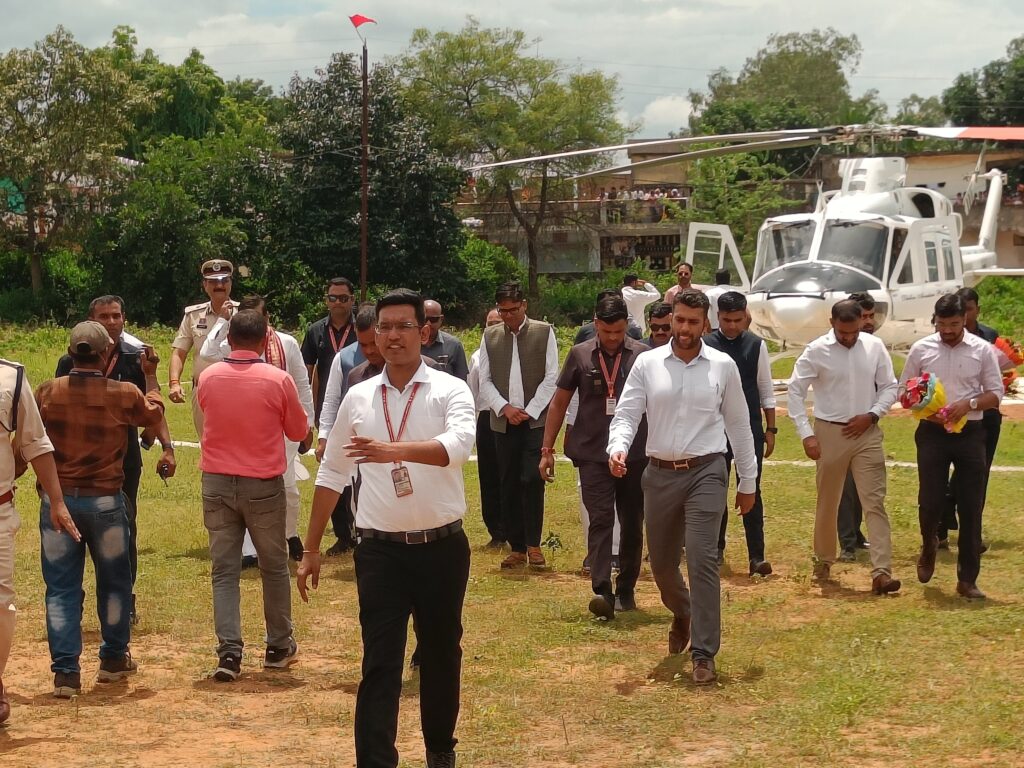 मुख्यमंत्री विष्णु देव साय पहुंचे धर्मजयगढ़ स्वर्गीयअटल बिहारी बाजपेई जी के प्रतिमा का किया अनावरण।स्वर्गीय दिलीप सिंह जूदेव की पुण्यतिथि संस्कृति गौरव महासम्मेलन मै हुए शामिल। 3 1003099112