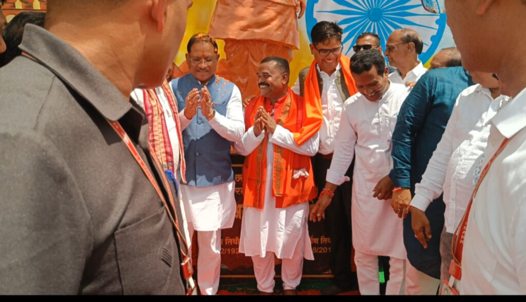 मुख्यमंत्री विष्णु देव साय पहुंचे धर्मजयगढ़ स्वर्गीयअटल बिहारी बाजपेई जी के प्रतिमा का किया अनावरण।स्वर्गीय दिलीप सिंह जूदेव की पुण्यतिथि संस्कृति गौरव महासम्मेलन मै हुए शामिल। 1 1003099444 1