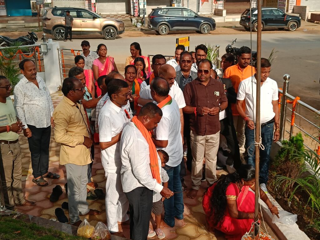 धर्मजयगढ़ मंडल भाजपा अध्यक्ष ने अटल चौक में किया ध्वजारोहण। 3 1003102799