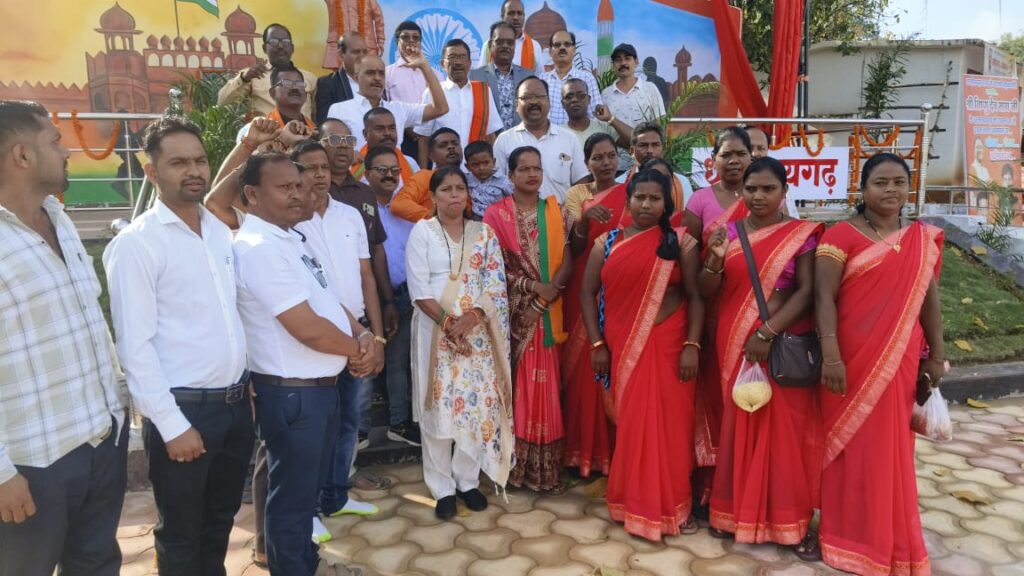 धर्मजयगढ़ मंडल भाजपा अध्यक्ष ने अटल चौक में किया ध्वजारोहण। 2 1003102860