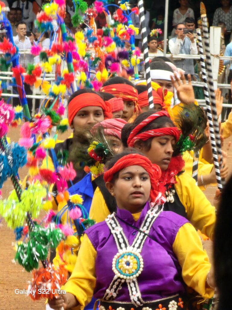धरमजयगढ़ क्लब प्रांगण में आजादी का पर्व बड़े ही धूमधाम से मनाया गया है, मुख्य अतिथि जनपद अध्यक्ष लीनव राठिया के हाथ तिरंगा फराया और सलामी दी, स्कूली बच्चों ने मुख्य अतिथि का मार्च फॉस्ट कर स्वागत किया। 3 1003104613