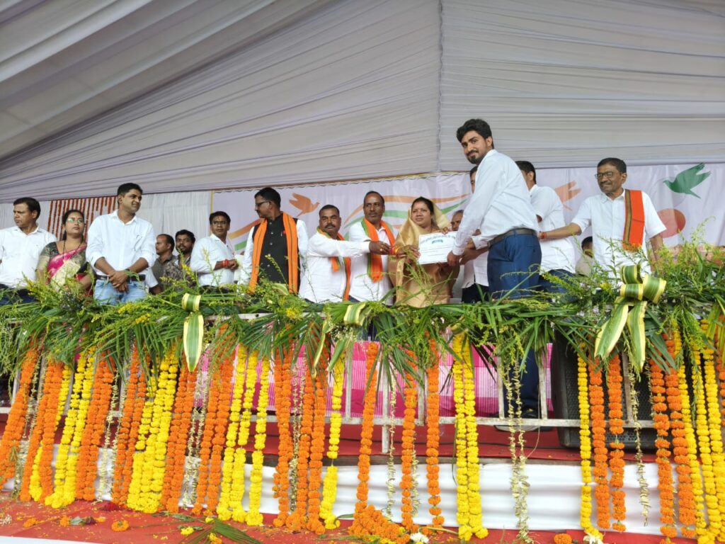 धरमजयगढ़ क्लब प्रांगण में आजादी का पर्व बड़े ही धूमधाम से मनाया गया है, मुख्य अतिथि जनपद अध्यक्ष लीनव राठिया के हाथ तिरंगा फराया और सलामी दी, स्कूली बच्चों ने मुख्य अतिथि का मार्च फॉस्ट कर स्वागत किया। 4 1003104974