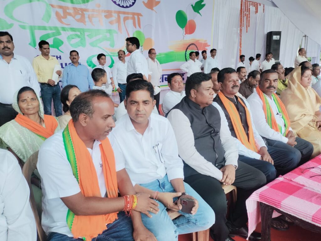 धरमजयगढ़ क्लब प्रांगण में आजादी का पर्व बड़े ही धूमधाम से मनाया गया है, मुख्य अतिथि जनपद अध्यक्ष लीनव राठिया के हाथ तिरंगा फराया और सलामी दी, स्कूली बच्चों ने मुख्य अतिथि का मार्च फॉस्ट कर स्वागत किया। 2 1003105481