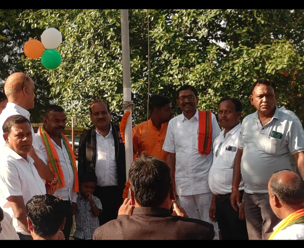 धर्मजयगढ़ नगर पंचायत अध्यक्ष ने कार्यालय भवन मै किया ध्वजारोहण । 1 1003106803