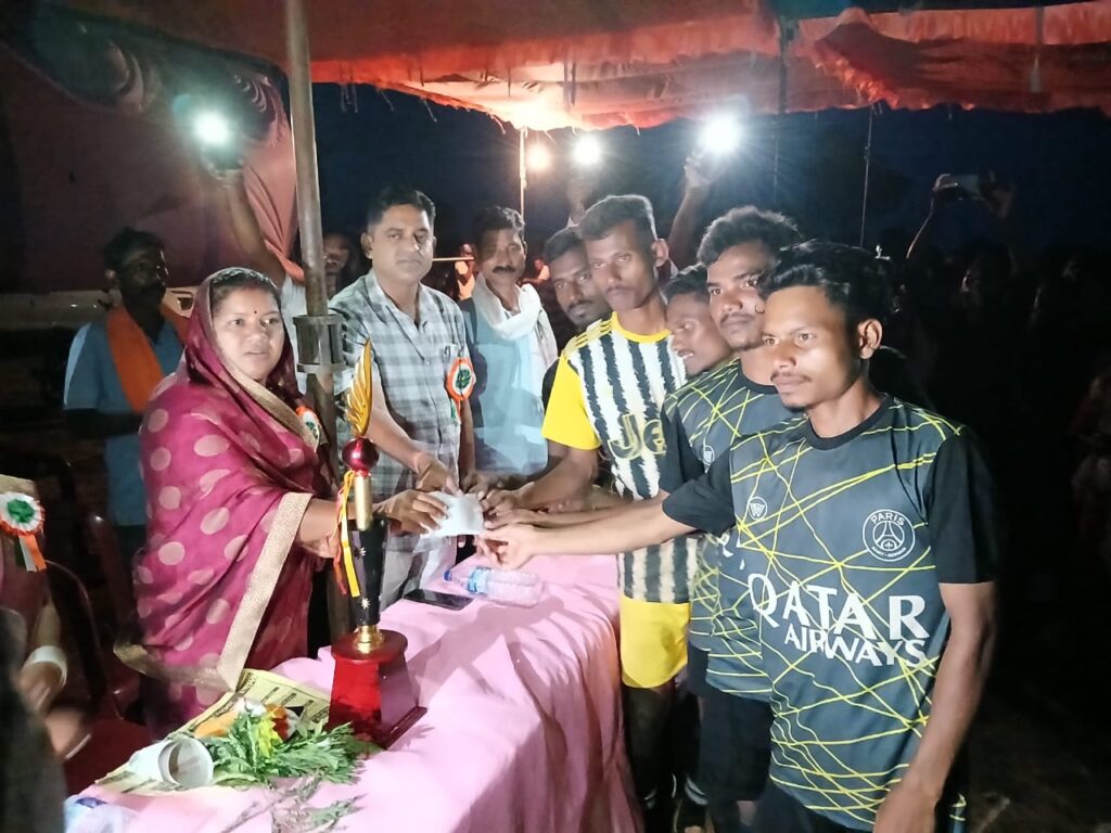 फुटबॉल महोत्सव का भव्य समापन, लीनव राठिया बनीं साक्षी, गनपतपुर की टीम बनी विजेता! 2 1003121884