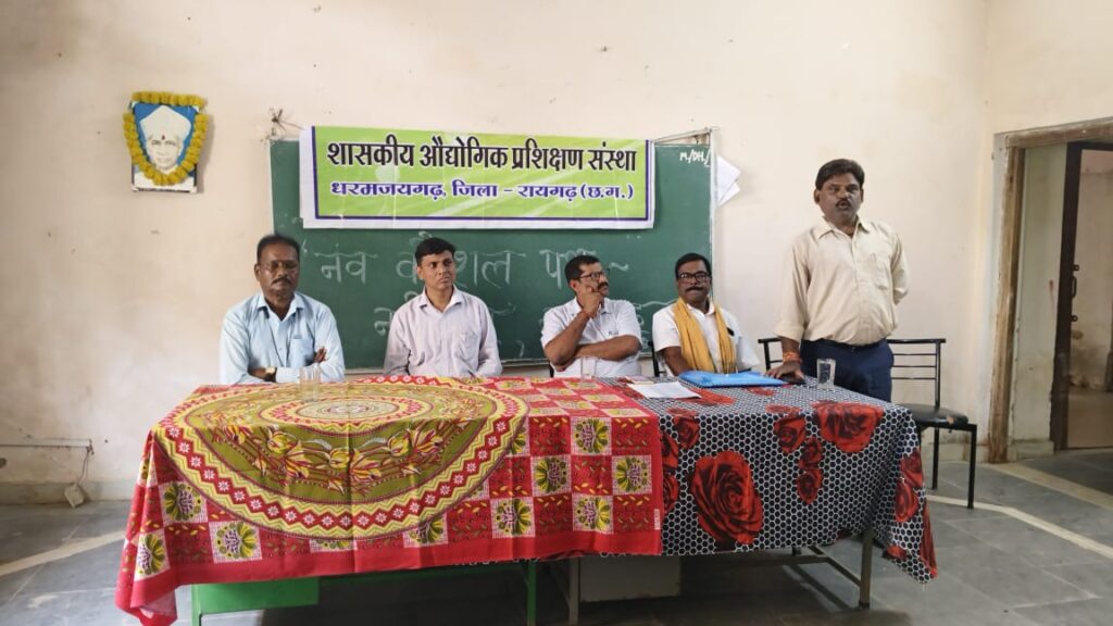 धर्मजयगढ़ सहित प्रदेश भर के सभी शासकीय ,अशासकीय विद्यालयों में होगी गौ विज्ञान परीक्षा। जनपद पंचायत उपाध्यक्ष शिशु ,शशि ने किया पत्रिका का विमोचन। 6 1003126586