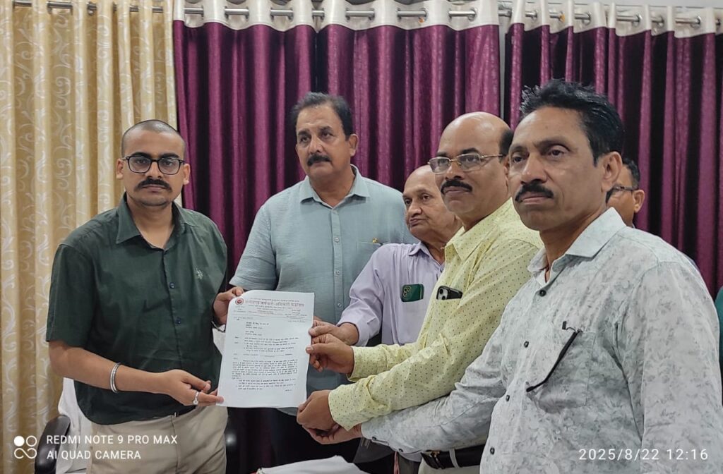 घरघोड़ा के सभी कार्यालय में तालाबंदीअधिकारी कर्मचारी फेडरेशन के आंदोलन का व्यापक प्रभाव 1 1003138824 1