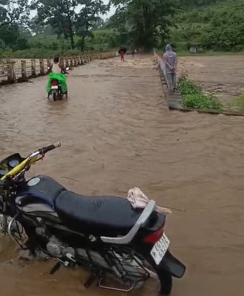 धर्मजयगढ़ क्षेत्र मै अत्यधिक वर्षा से कई गांव के नदी नाले उफान मै।शहरो से टूटा संपर्क।ग्रामीण पानी कम होने का कर रहे इंतजार। 1 1003142982