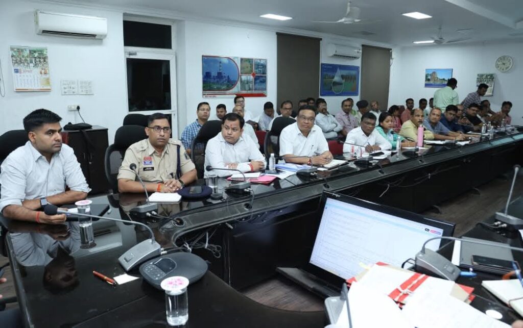 चक्रधर समारोह के सफल आयोजन हेतु सभी अधिकारी अपने दायित्वों का गंभीरतापूर्वक करें निर्वहन-कलेक्टर 2 1003153852