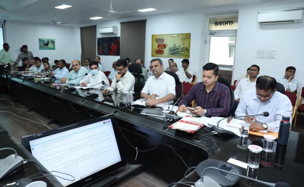चक्रधर समारोह के सफल आयोजन हेतु सभी अधिकारी अपने दायित्वों का गंभीरतापूर्वक करें निर्वहन-कलेक्टर 3 1003153853