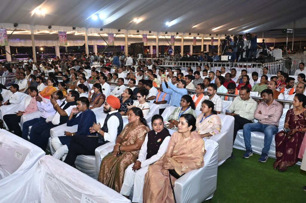 अतीत की स्वर्णिम स्मृतियों से जोडऩे और हमारे अमूल्य विरासत को संजोने का महान संकल्प है चक्रधर समारोह : राज्यपाल श्री रमेन डेका 10 1003167239