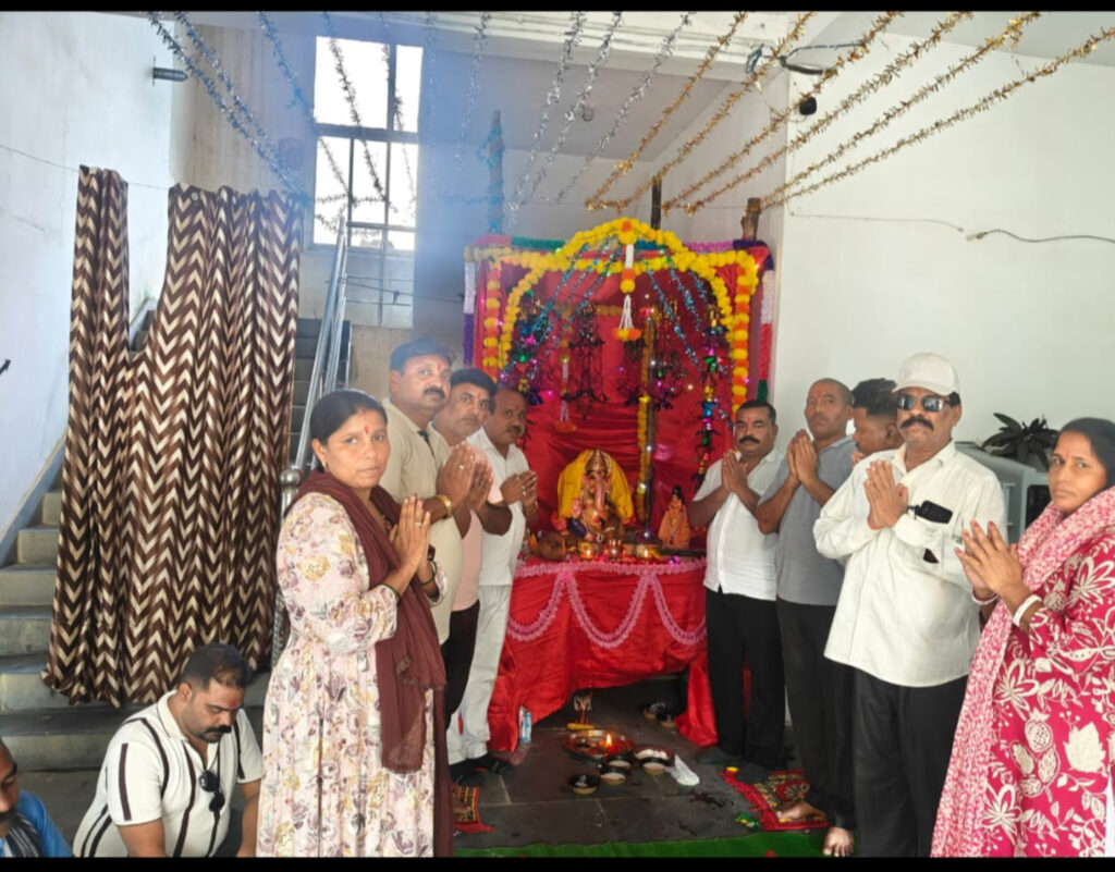 नगर मै सुख शांति और समृद्धि की कामना को लेकर धर्मजयगढ़ नगर पंचायत कार्यालय मै पहली बार स्थापित की गई गणेश जी की प्रतिमा। 1 1003171406