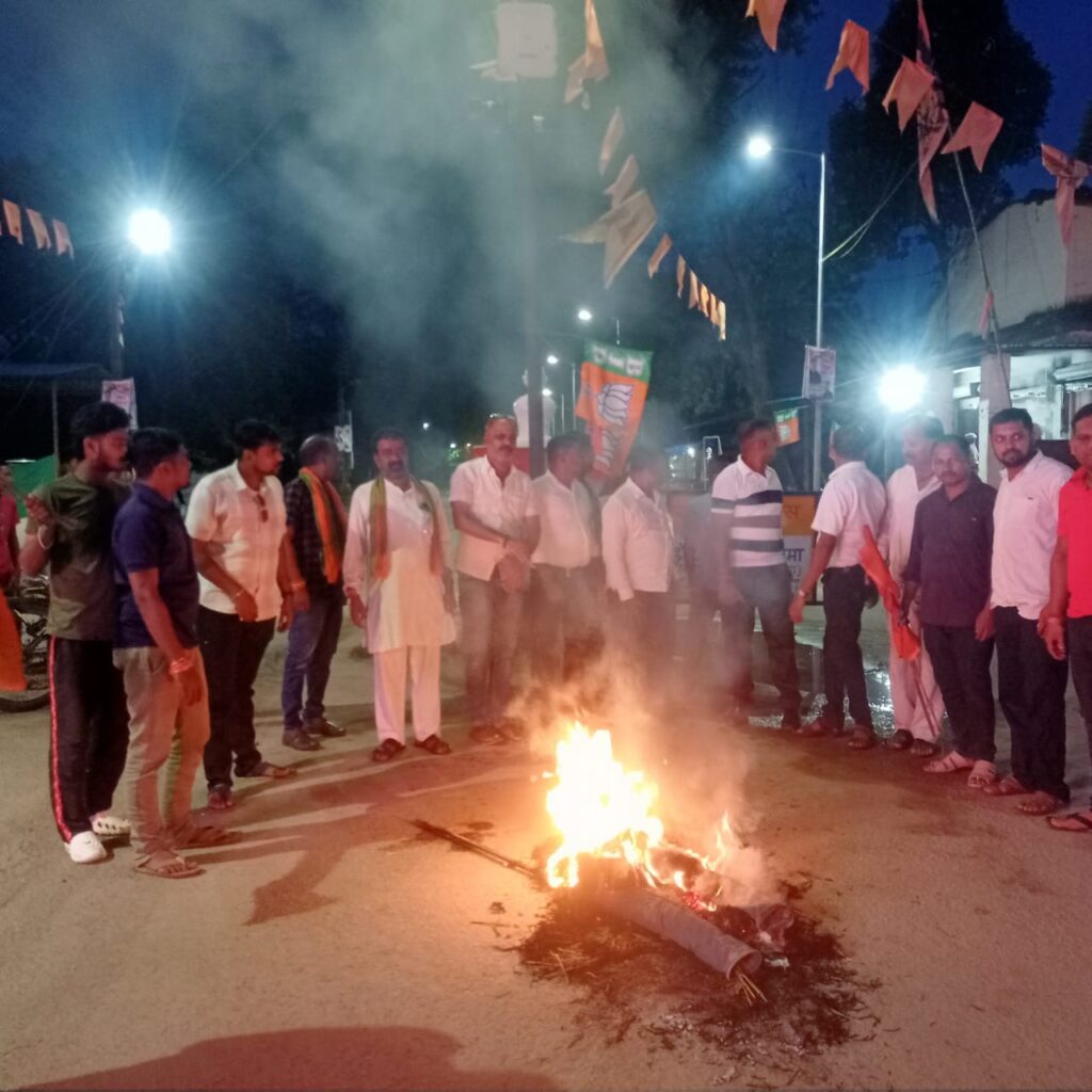 पीएम मोदी व उनकी मां के लिए आपत्तिजनक शब्दों के प्रयोग करने के विरोध में बीजेपी कार्यकर्ताओं का फूटा गुस्सा, राहुल गांधी का किया गया पुतला दहन। 2 1003175513